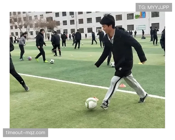 足球规则中合法冲撞的判罚标准与裁判执法重点解析